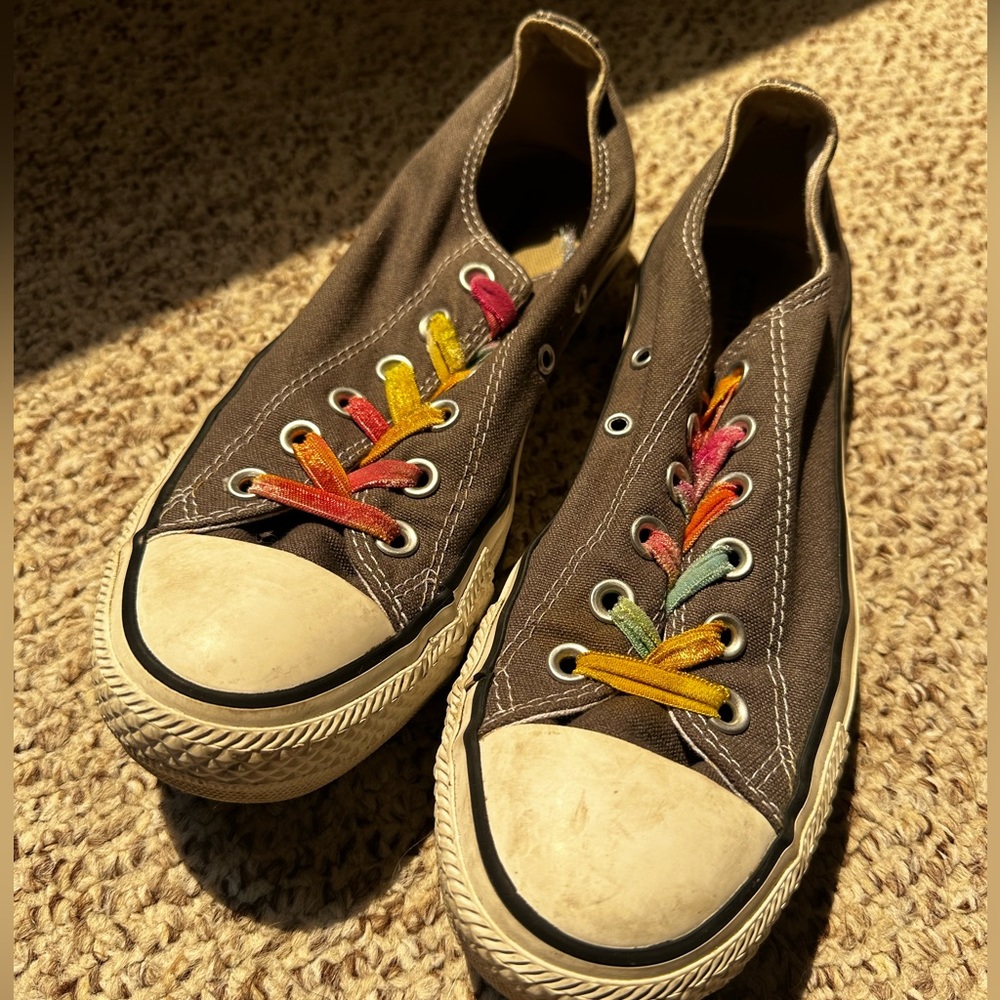 Grey converse low tops